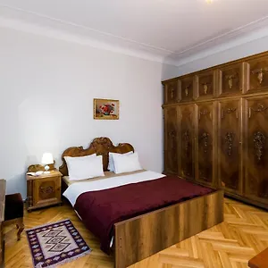 https://apartment-gallery-rustaveli-1.alltbilisihotels.com